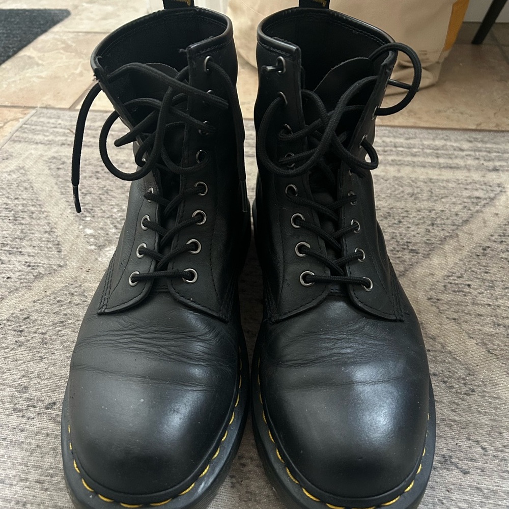NEW DOC MARTENS 8 Eyelet Boots